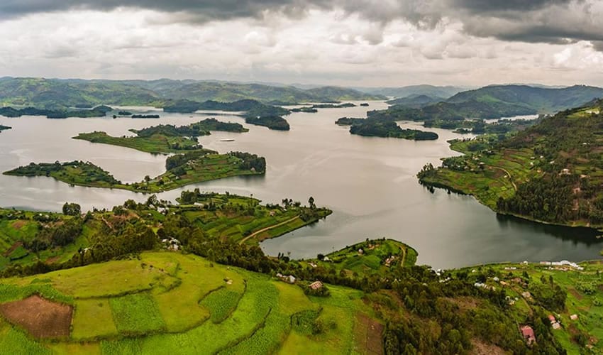 Visit & Explore the Wnders of Lake Bunyonyi in Uganda